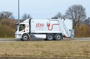 Impegno per una gestione sostenibile dei rifiuti: questo include anche i camion a trazione elettrica.© Helvetia Environnement