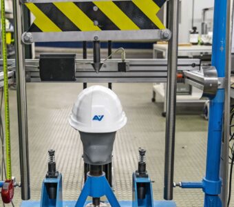 Compliance with the European PPE Regulation: equipment such as safety helmets, protective clothing, safety harnesses and more are inspected by the safety testing center before they are put into circulation © AUVA