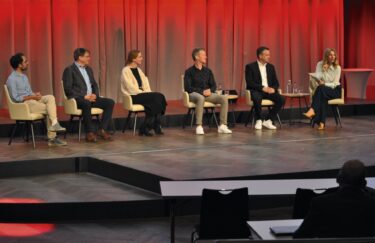 Podiumsdiskussion mit Andreas Preller, Tom Russi, Nina Schaller, Cuno Singer, Roger Siegenthaler sowie Moderatorin Andrea Vetsch (v.l.n.r.).© Thomas Berner
