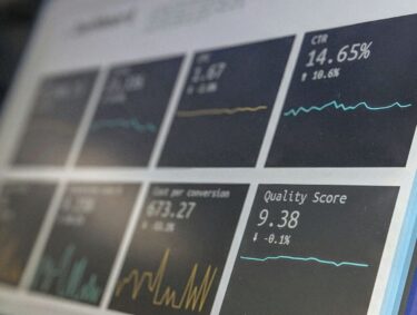 Toujours au "radar" de la marche des affaires : L'analyse commerciale permet de tirer des enseignements importants des données de l'entreprise. Les People Analytics assistés par l'IA peuvent quant à eux reconnaître les modèles de données des collaborateurs © Stephen Dawson / Unsplash.com