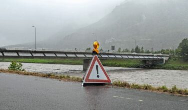 Interrupted transport routes due to flooding, such as here on the Rhine near Sevelen/Vaduz in summer 2023, are examples of climate risks that can affect companies directly or indirectly © Robert Büchel / Depositphotos.com