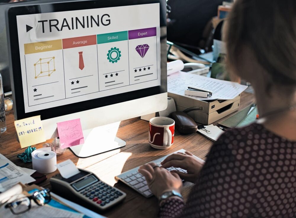 Micro-Learning ermöglicht zielgerichtetes Lernen und spricht spezifische Wissenslücken an.© Freepik / Rawpixel
