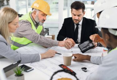 Notfall in einem Be- trieb: Schnell müssen auf Basis vorhandener Informationen Entscheide getroffen werden. (Symbolbild)© Depositphotos.com