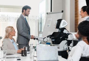 Zukunftsmusik oder bald Realität? Geschäftsleitungs-Meeting mit Roboter.© Depositphotos.com